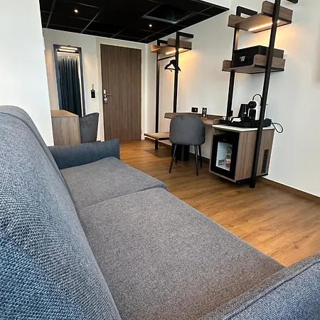 Hotell Kyriad Prestige - Les Terrasses 4*